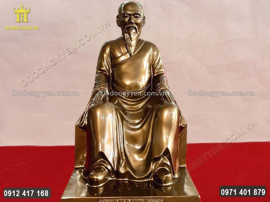 Gương mặt ph&uacute;c hậu của &ocirc;ng được chạm khắc sắc n&eacute;t